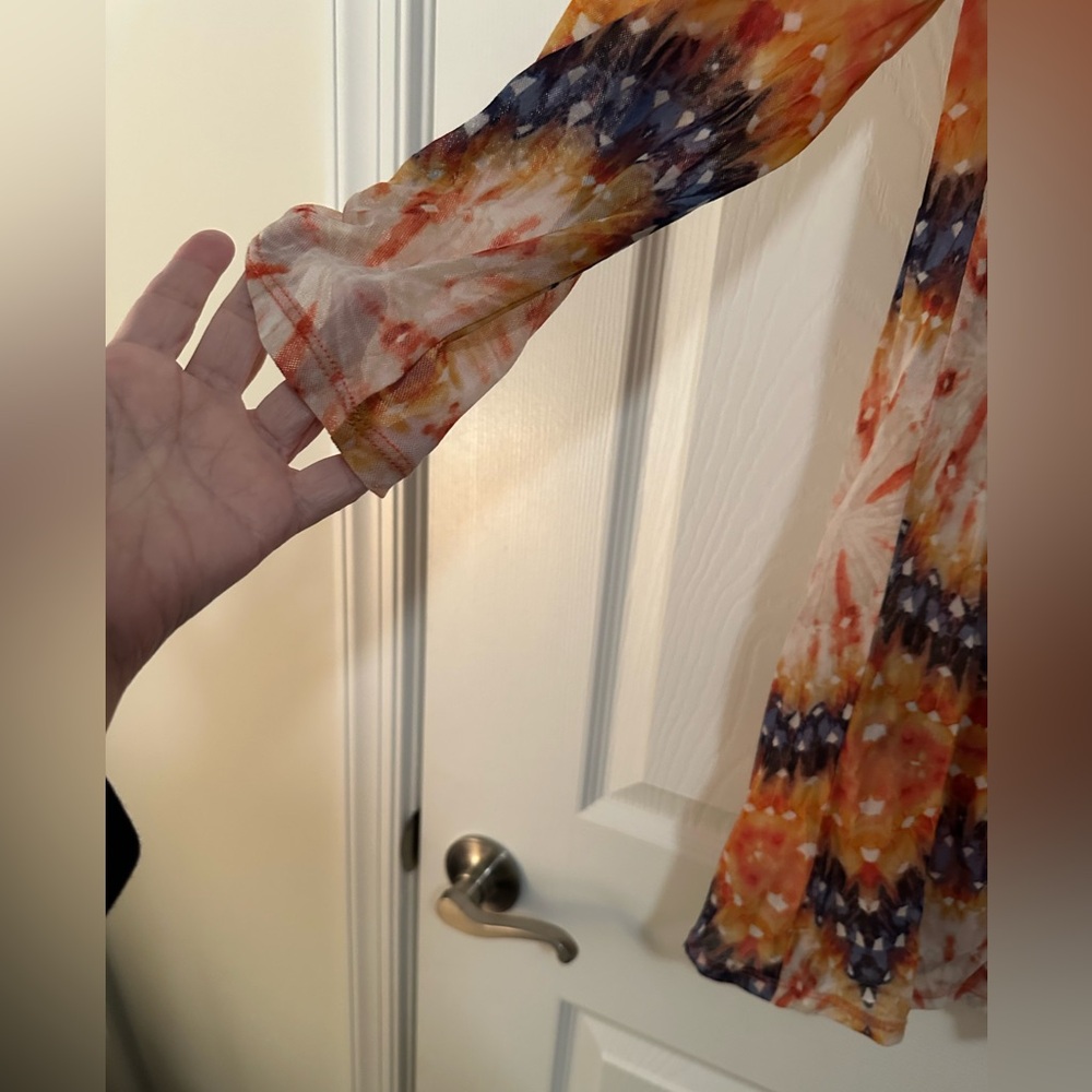 EUC 🦋 Chicos print top - Picture 4 of 6